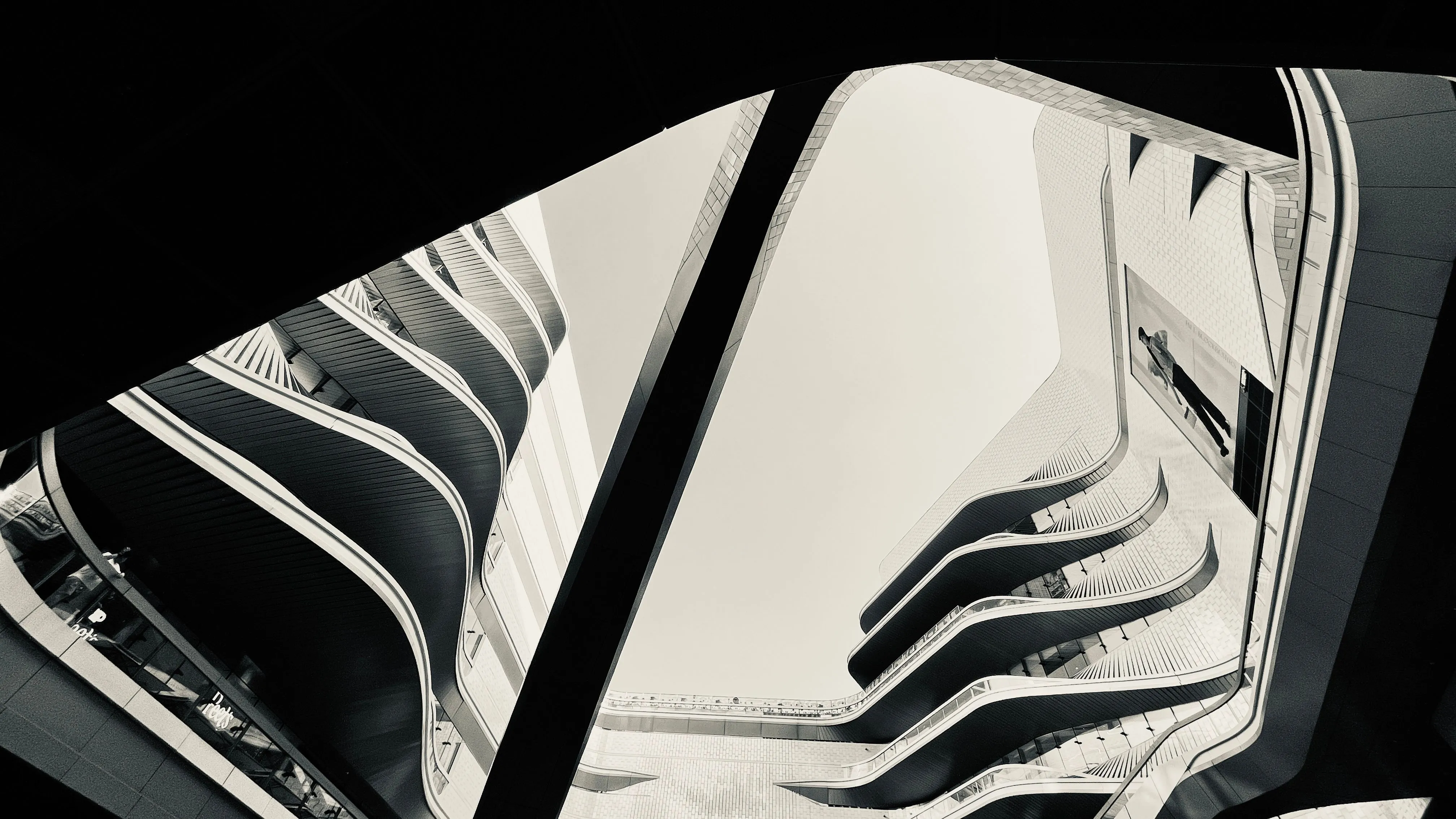 Architecture en contre-plongée — courbes blanches et lumière, noir et blanc