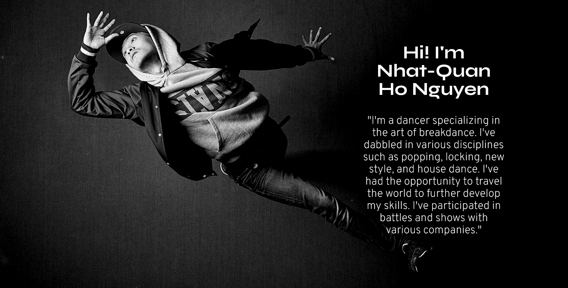 "Portrait en noir et blanc d’un danseur en mouvement, accompagné d’un texte de présentation sur la droite."