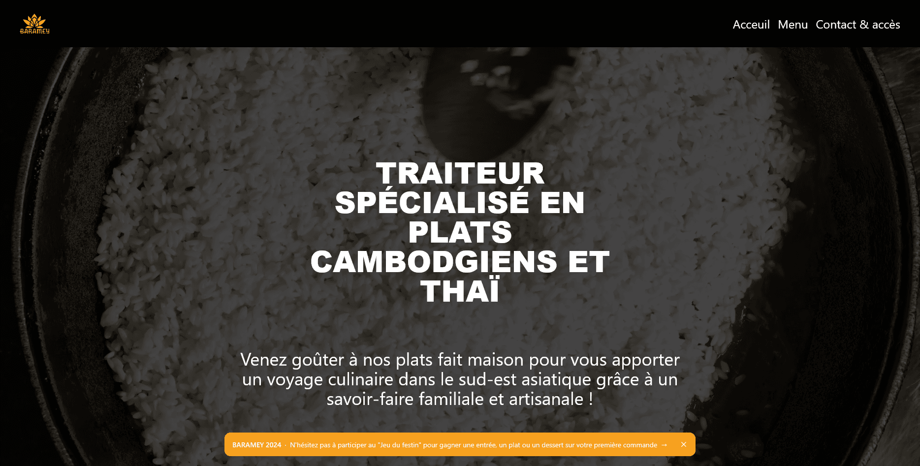 "Section d’accueil d’un site de traiteur avec un fond montrant du riz et un texte présentant des plats cambodgiens et thaï."