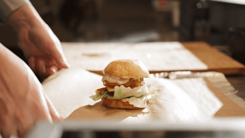 Préparation d’un sandwich illustrant les recettes proposées dans l’application Meals Finder.