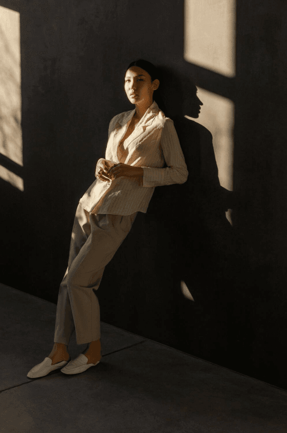 Mannequin portant une tenue minimaliste de la collection femme du site e-commerce Wakaranai